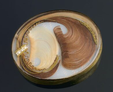 Zum Artikel "„Exhibited Secrets: Sentimental Jewelry as a Medium of Death and Intimacy“ by Lin Xin"